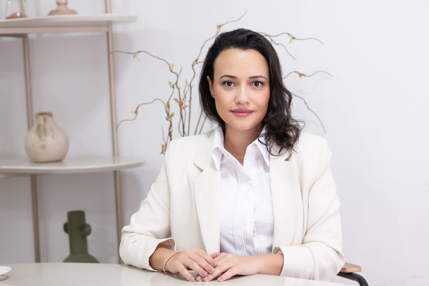 Dra. Morgana Domingues usando jaleco branco